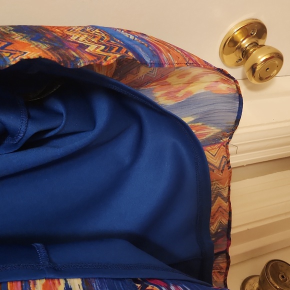 Colorful dress! It has belt loops to show your curves by adding a belt💃🏽 - Picture 7 of 7